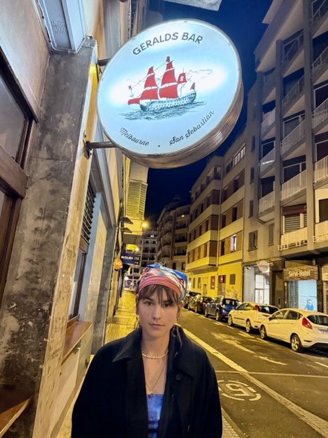 Vega Fenske im Aussenbereich Geralds Bar in Donostia-San Sebastián im Baskenland