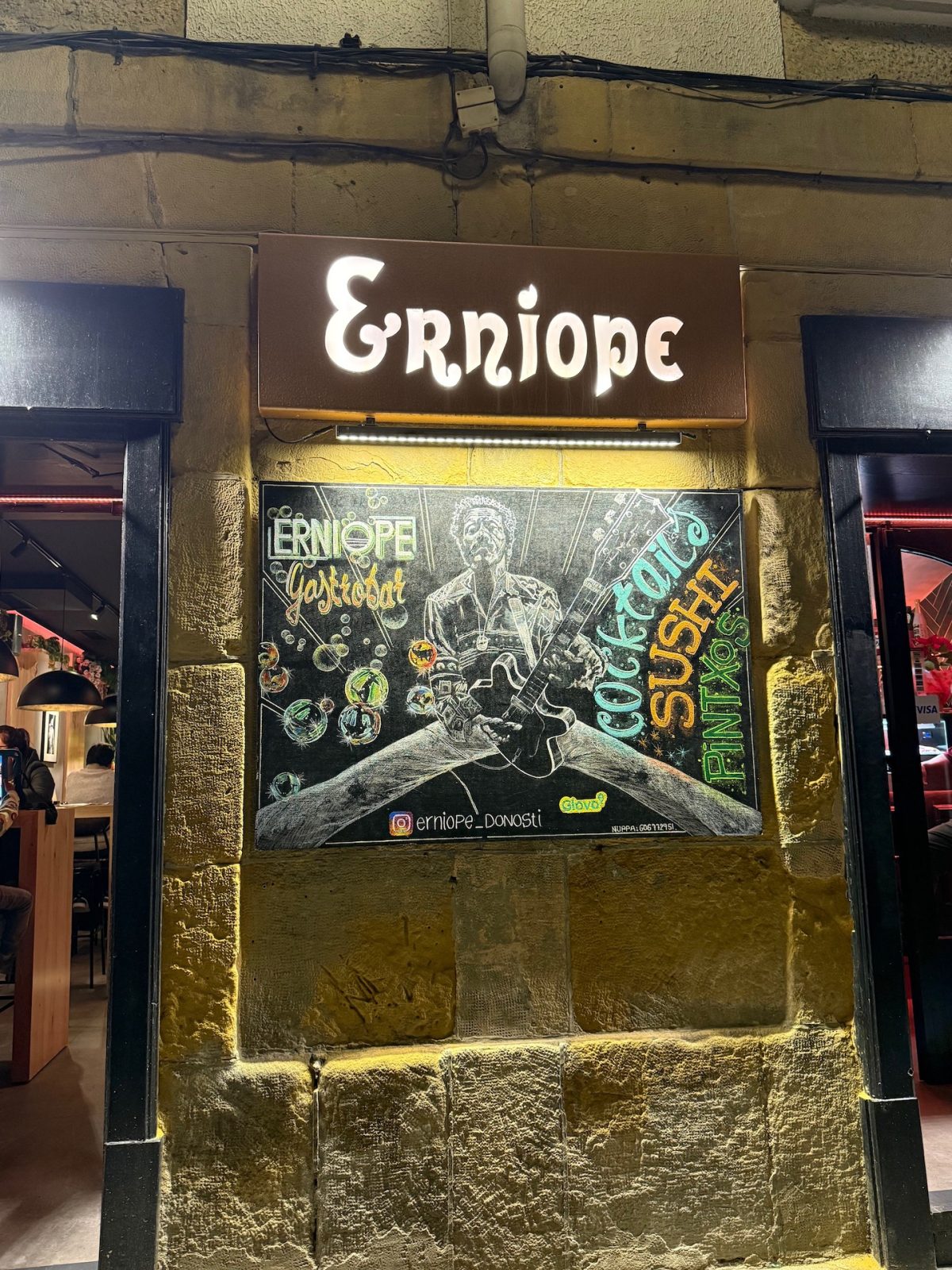 Aussenwerbung im Erniope in der Parte Vieja von Donostia-San Sebastián