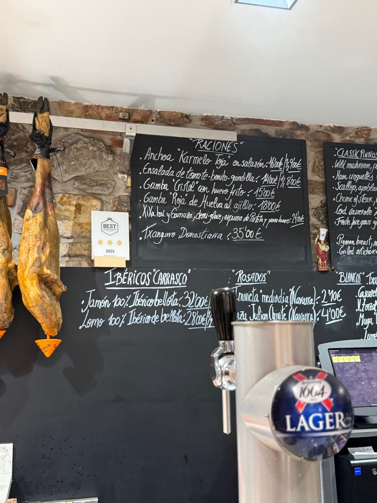 Tafel im Casa Urola in der Altstadt Donostia-San Sebastián