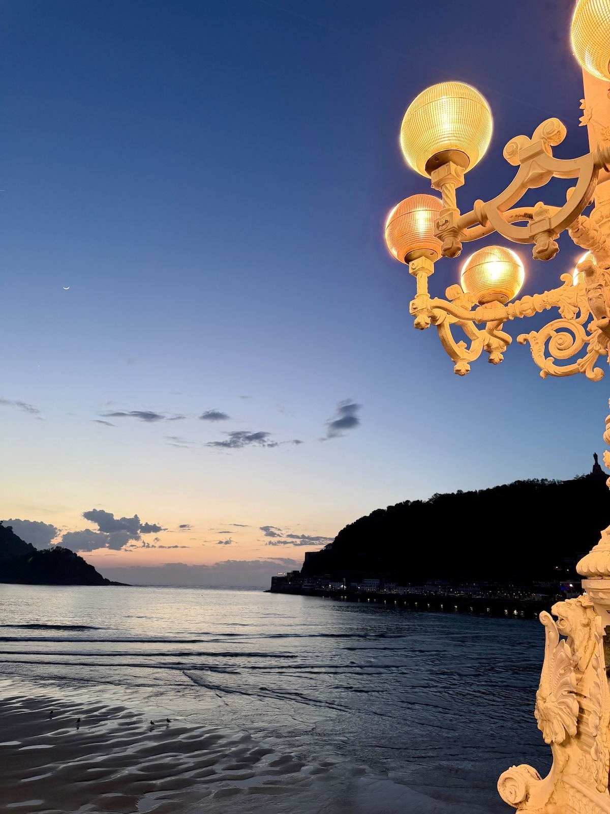 La Concha Bucht Donostia-San Sebastián bei Sonnenuntergang Straßenlaterne Meer Baskenland