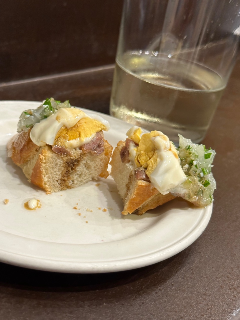 Pintxo „La Delicia“ im La Espiga in der Área Romántica in Donostia-San Sebastián: Anchovis auf Baguette mit Ei, Zwiebel und Mayonnaise