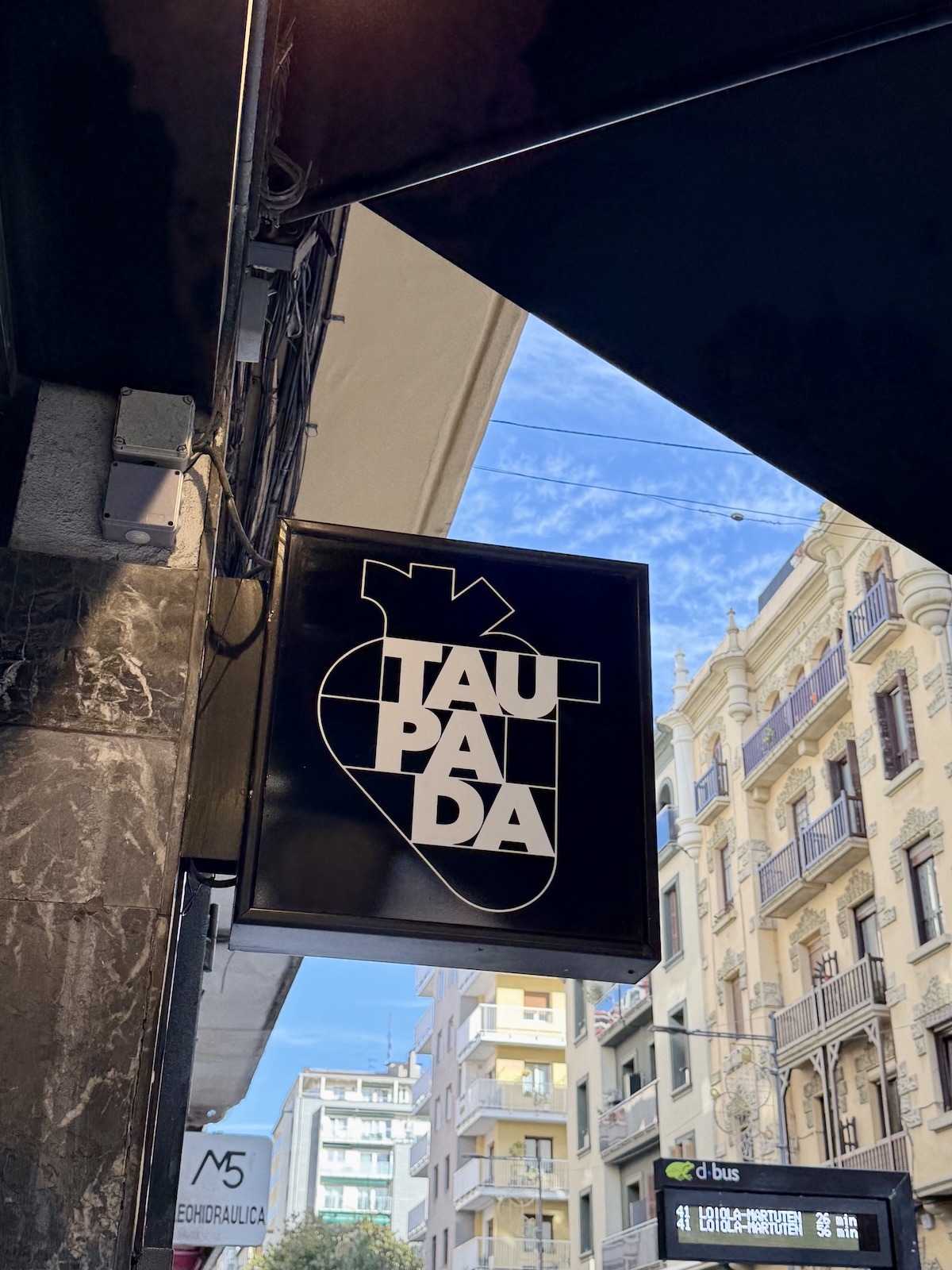 Außenschild vom Restaurant Taupada im Stadtteil Egia in Donostia-San Sebastián mit moderner Typografie