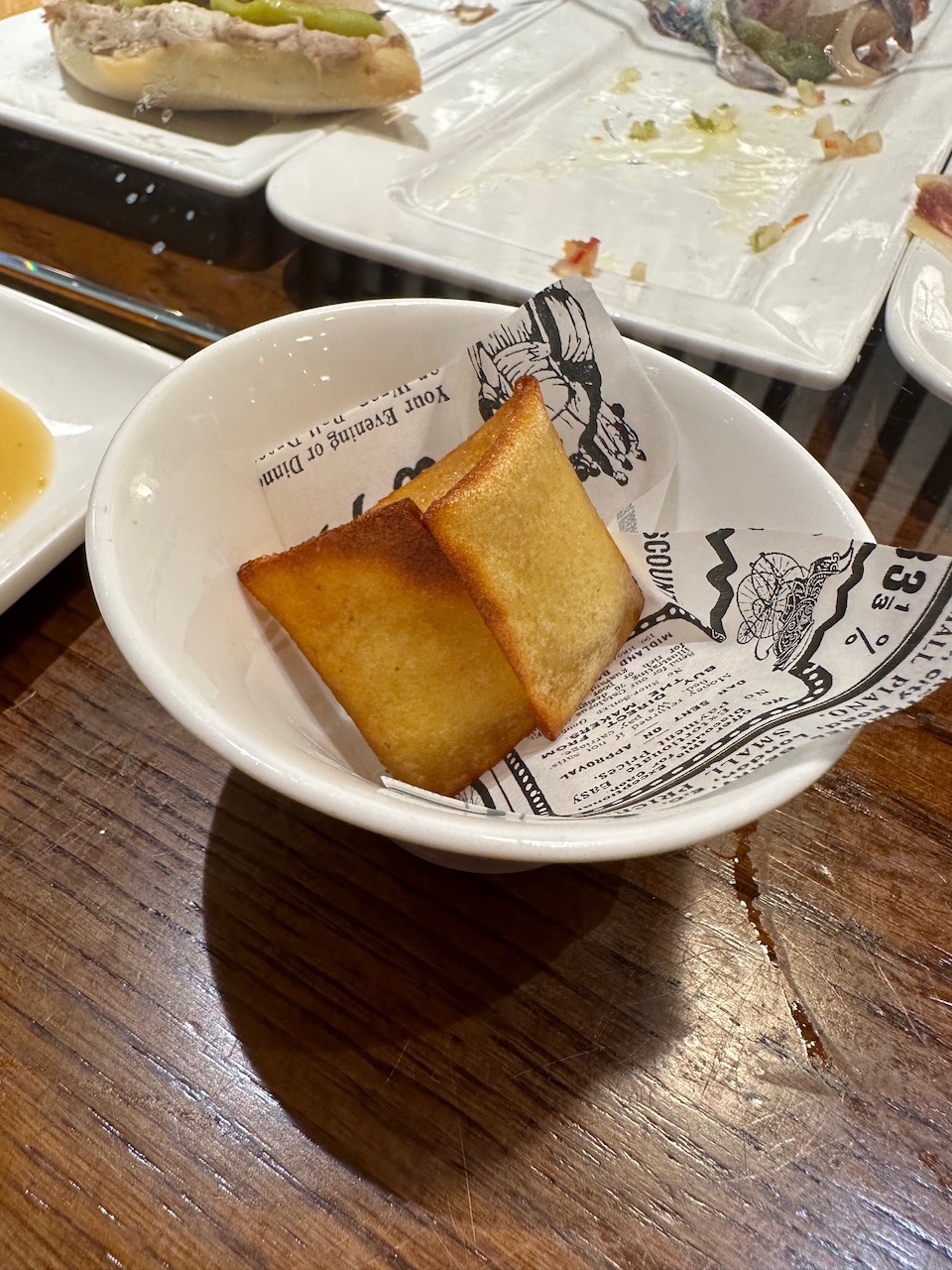 Signature-Pintxo im The New Sansse Donosti in der Área Romántica: knusprige Kartoffelhülle gefüllt mit Bacon und Eigelb