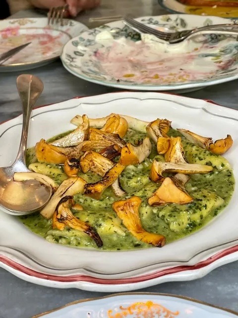 Bar Arenales Donostia – Pilze auf grüner Kräutersauce