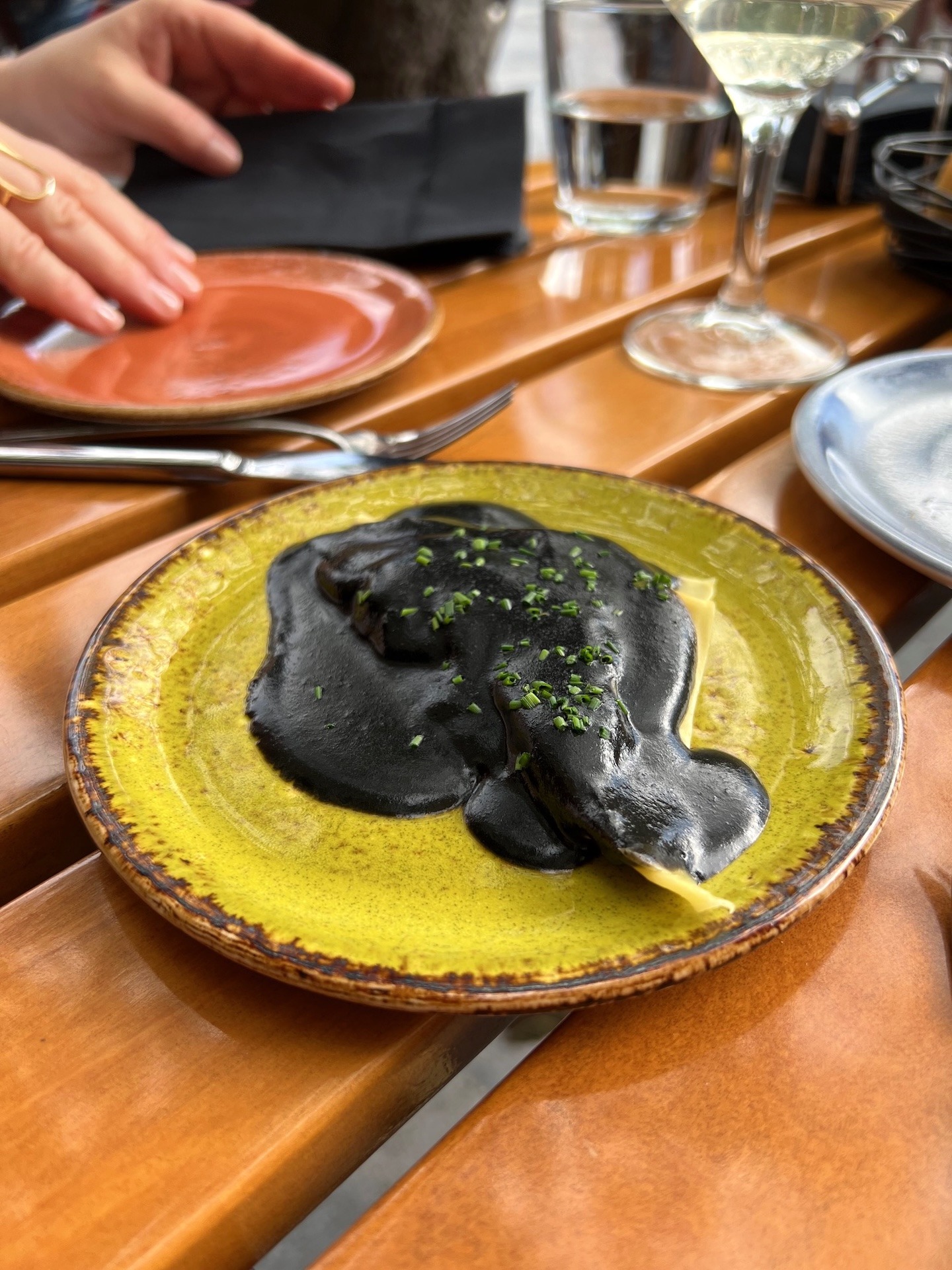 Txipiron con su tinta mit schwarzer Tintenfischsauce im Boulevard Antonio in Donostia-San Sebastián.