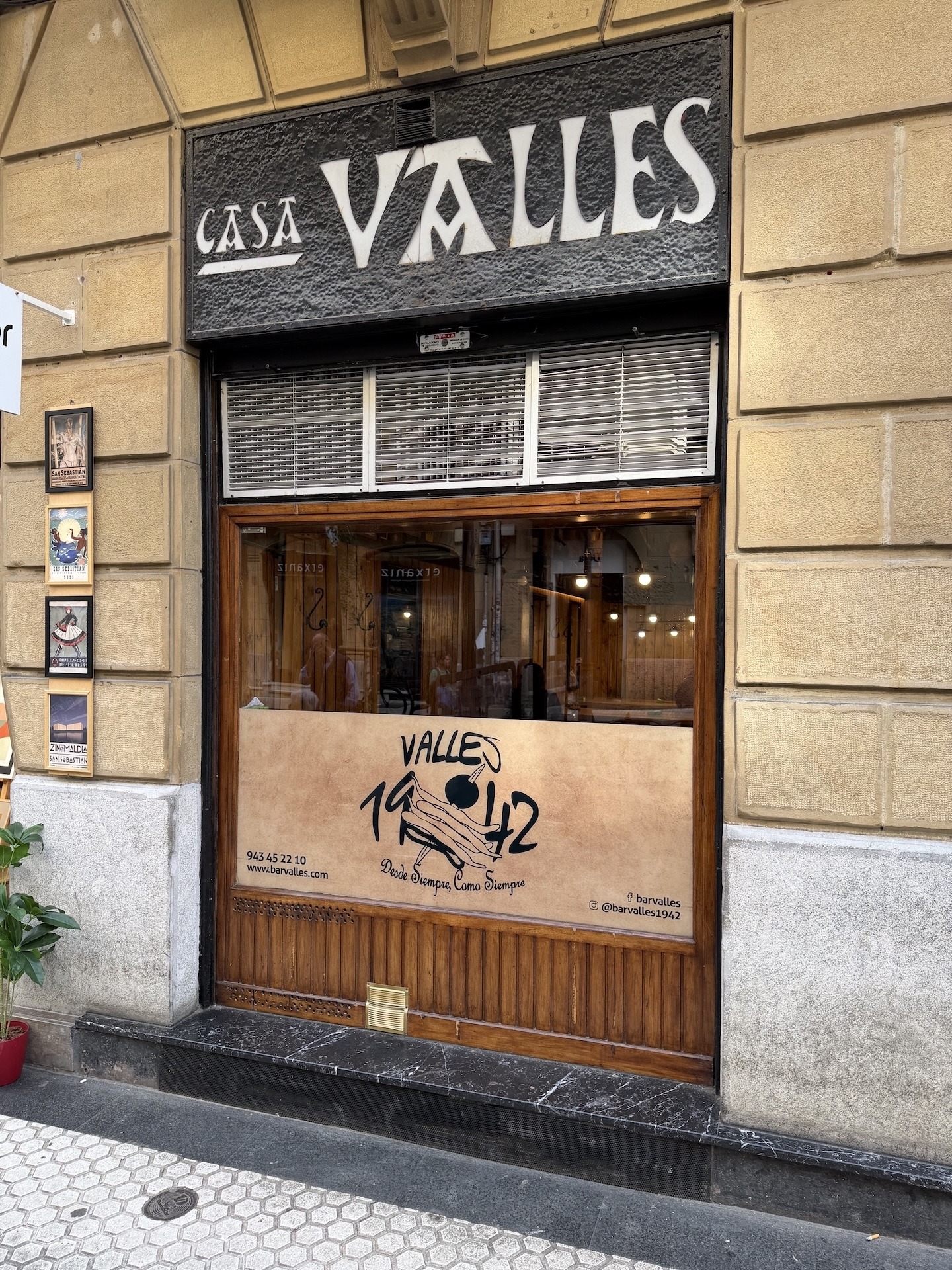 Außenfassade der traditionsreichen Casa Vallés in Donostia-San Sebastián mit historischem Schriftzug und Holzelementen.