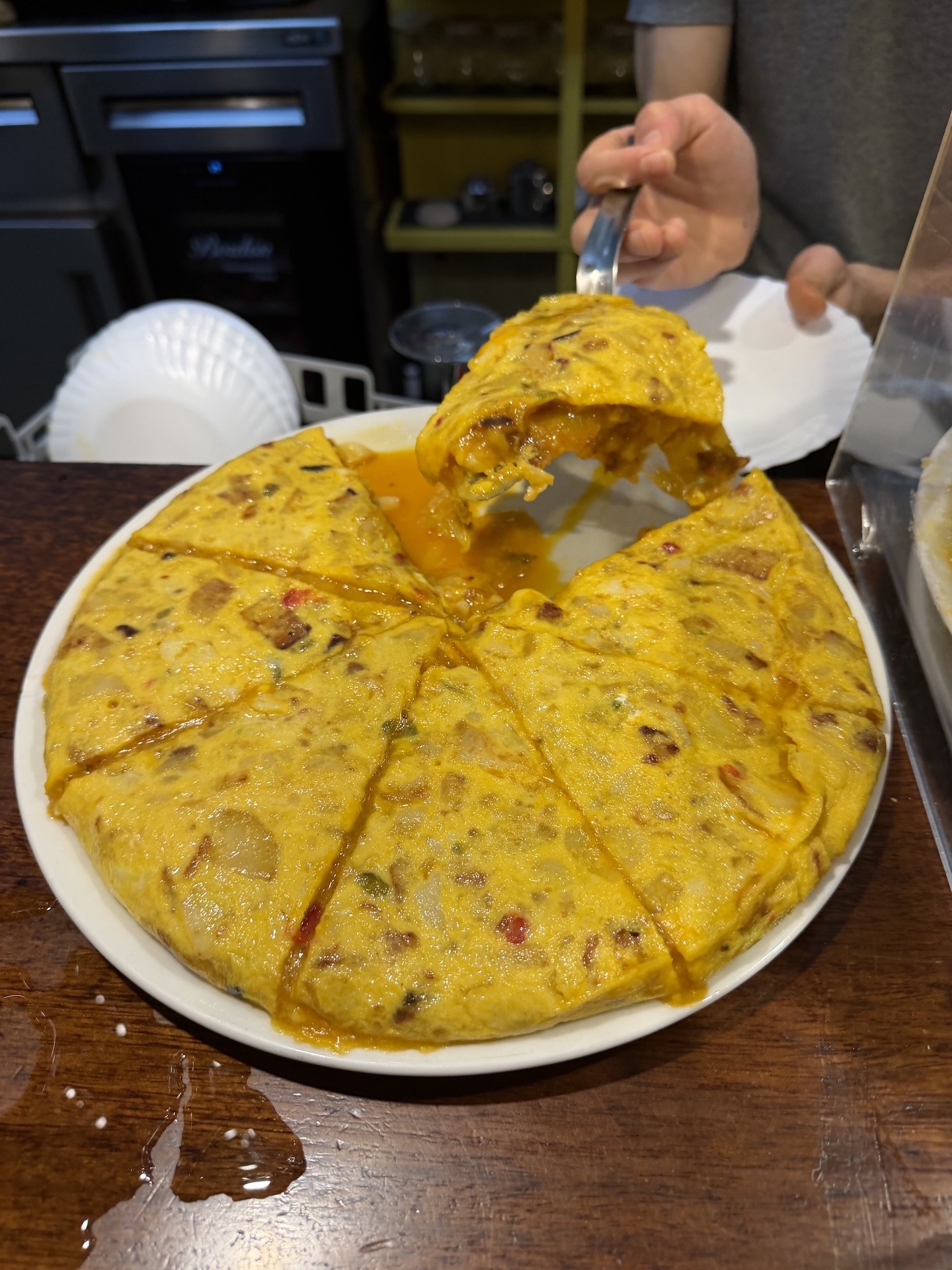 Frisch angeschnittene Tortilla de Bacalao auf der Bartheke der La Taberna de Egia in Donostia-San Sebastián.