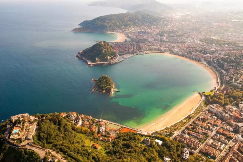 Panoramablick auf die Bucht La Concha und Donostia-San Sebastián im Baskenland.