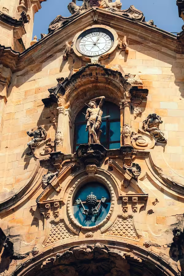 Historische Kirche in Donostia-San Sebastián mit typischer Architektur des Baskenlands.