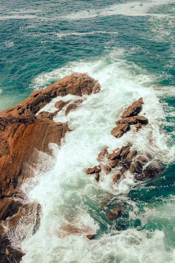 Atlantikwellen treffen auf die Felsen der baskischen Küste in Donostia-San Sebastián.
