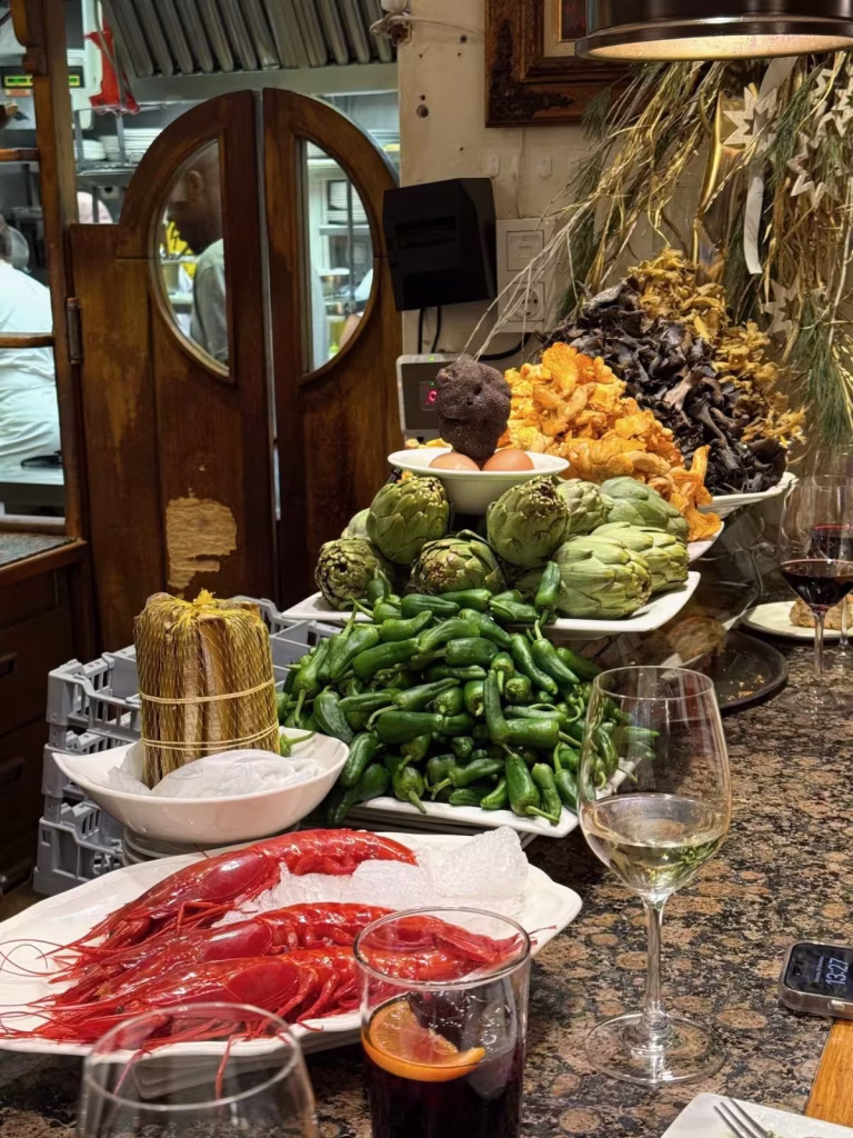 Gefüllte Pintxos-Theke in einer traditionellen Bar in Donostia-San Sebastián.