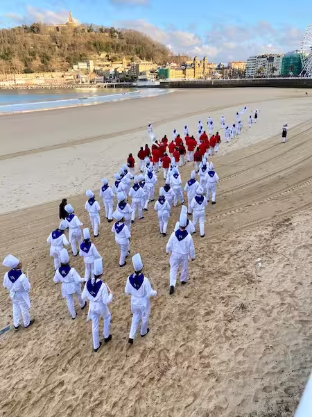 Teilnehmer der Tamborrada in Donostia-San Sebastián mit traditionellen Trommeln und historischen Uniformen.