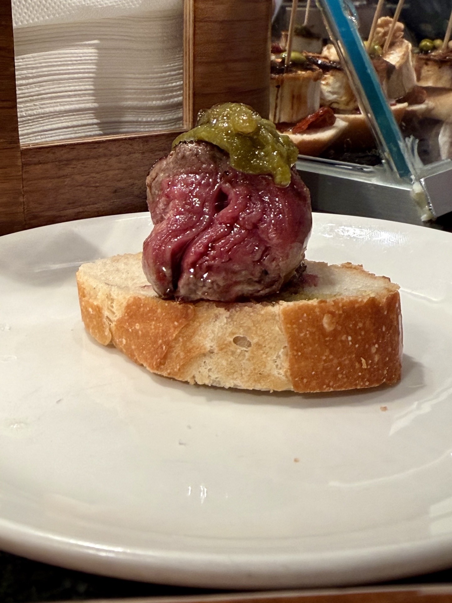Solomillo Pintxo auf geröstetem Brot mit grüner Paprikacreme in der Casa Gandarias.