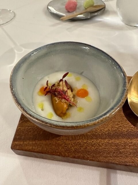 Miesmuscheln mit Blumenkohl im Restaurant Kokotxa in San Sebastián.