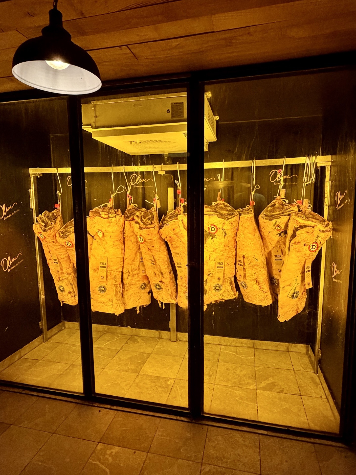 Fleischreifeschrank mit Txuleta im Asador Olivi Erretegia