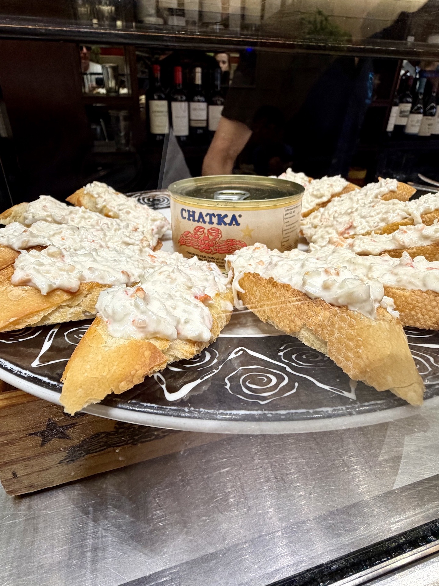 Chatka-Pintxo mit russischer Königskrabbe auf geröstetem Brot in der Bar Martínez in der Altstadt von Donostia-San Sebastián.