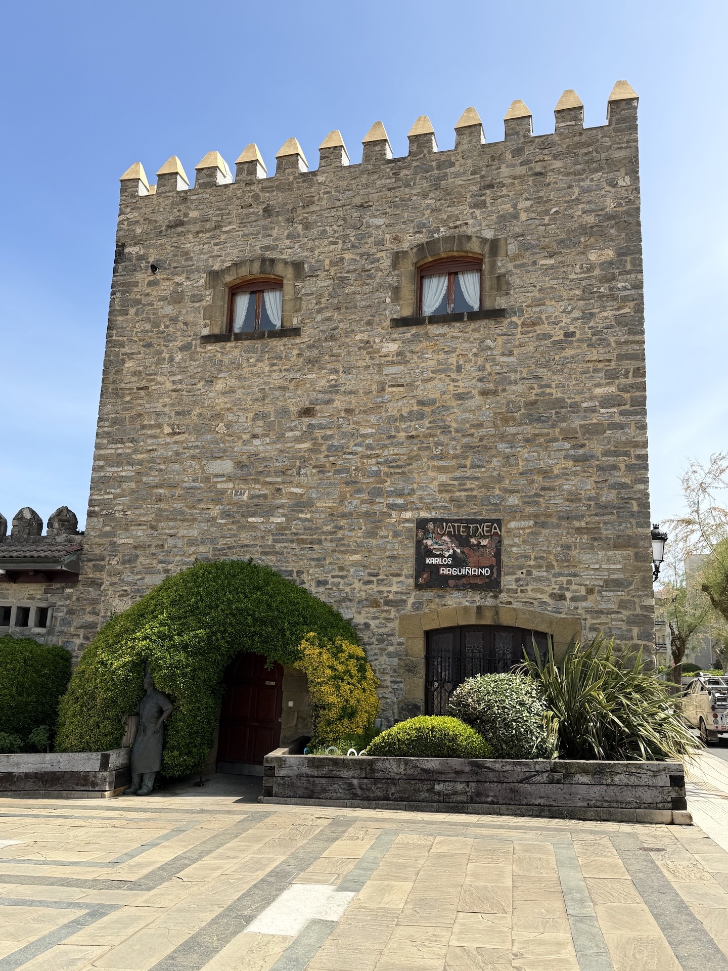 Historisches Gebäude des Hotel-Restaurants Karlos Arguiñano in Zarautz an der baskischen Küste.