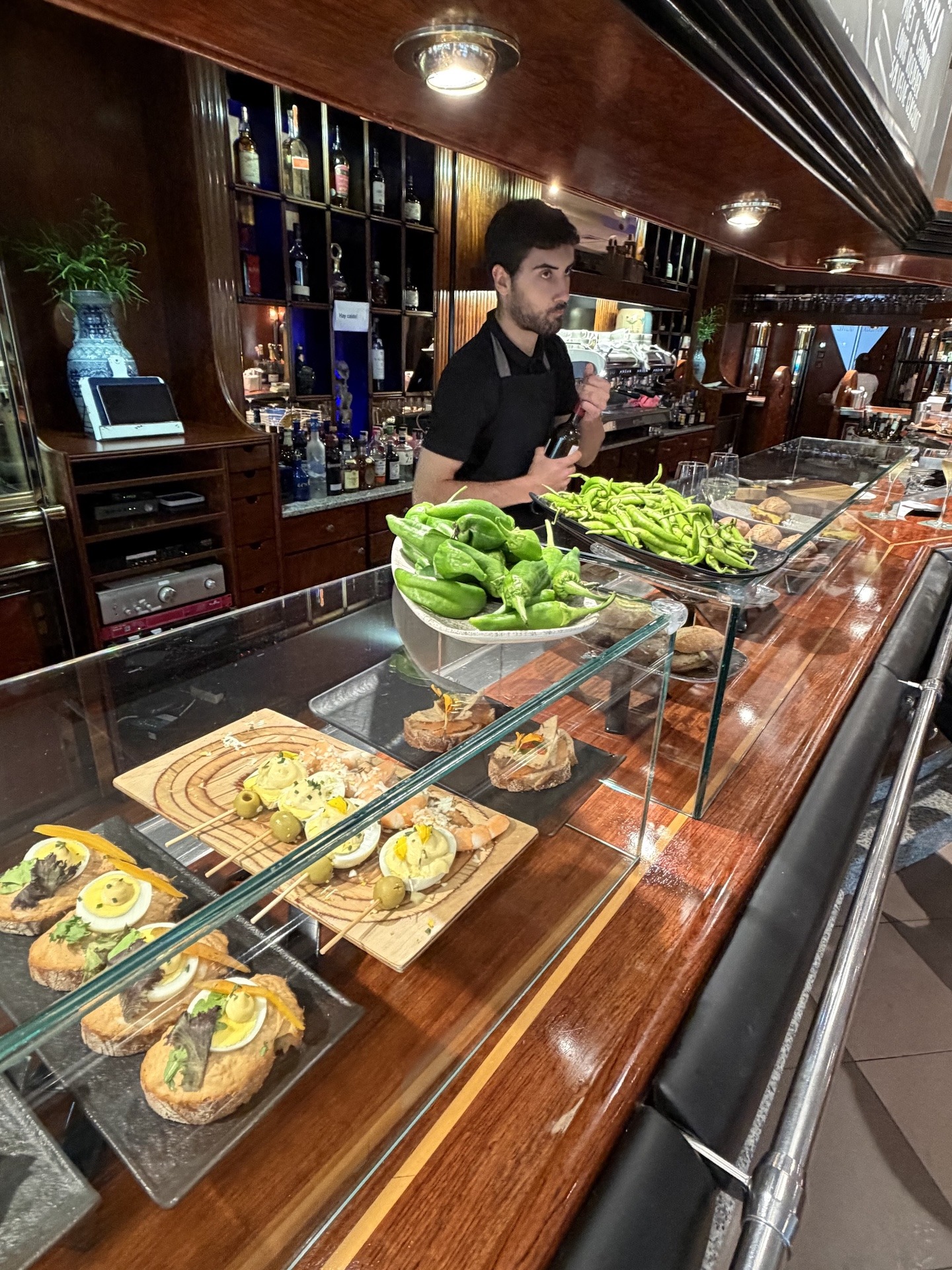 Barbereich der Cafetería Euromar in Zarautz mit Sitzgruppe im Stil eines englischen Clubs