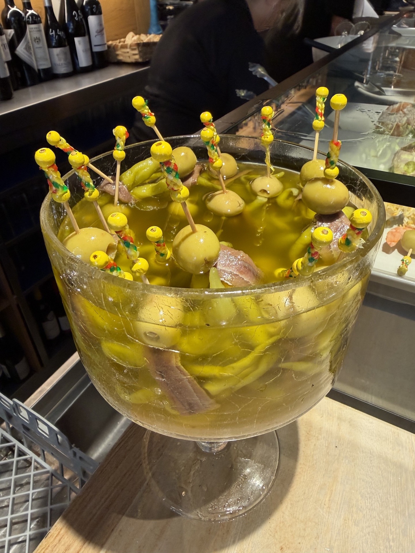 Klassische Gilda mit Olive, Sardelle und Piparra in Donostia-San Sebastián