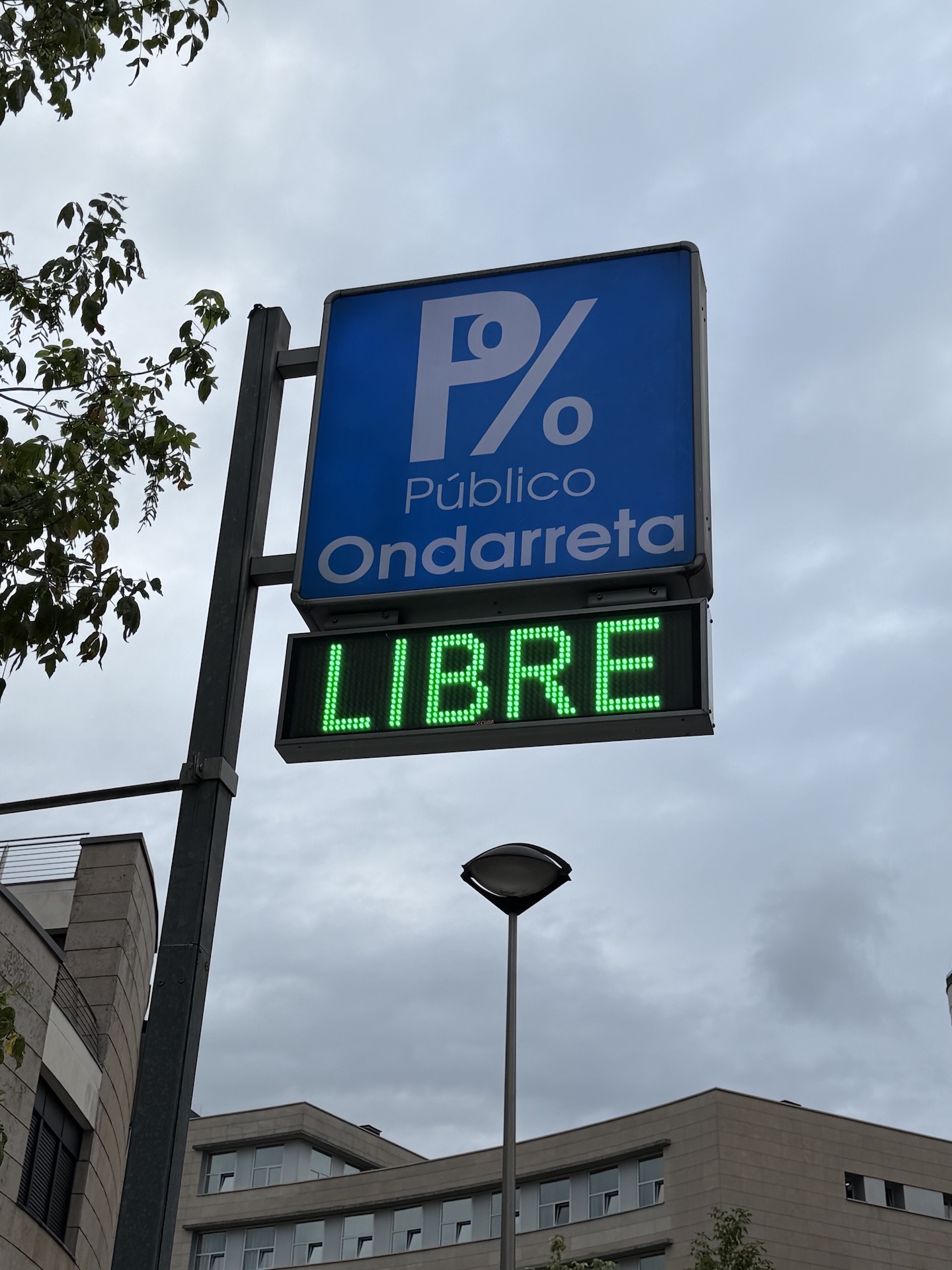 Hinweisschild des öffentlichen Parkhauses Ondarreta in Donostia-San Sebastián mit Anzeige freier Stellplätze.