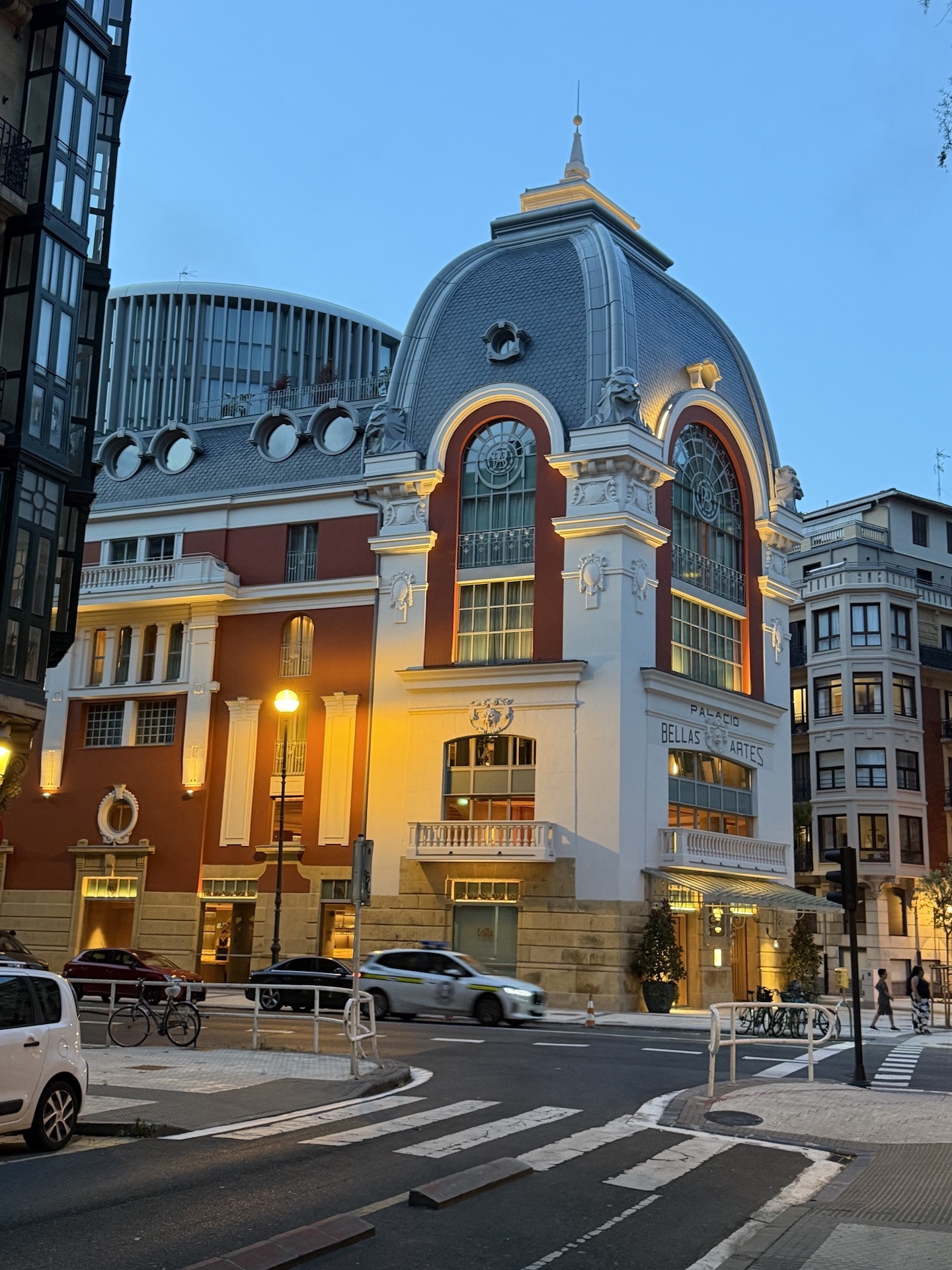 Außenansicht des Hotel Palacio Bellas Artes mit dem Restaurant Lotu im historischen Gebäude in Donostia-San Sebastián bei Abenddämmerung.