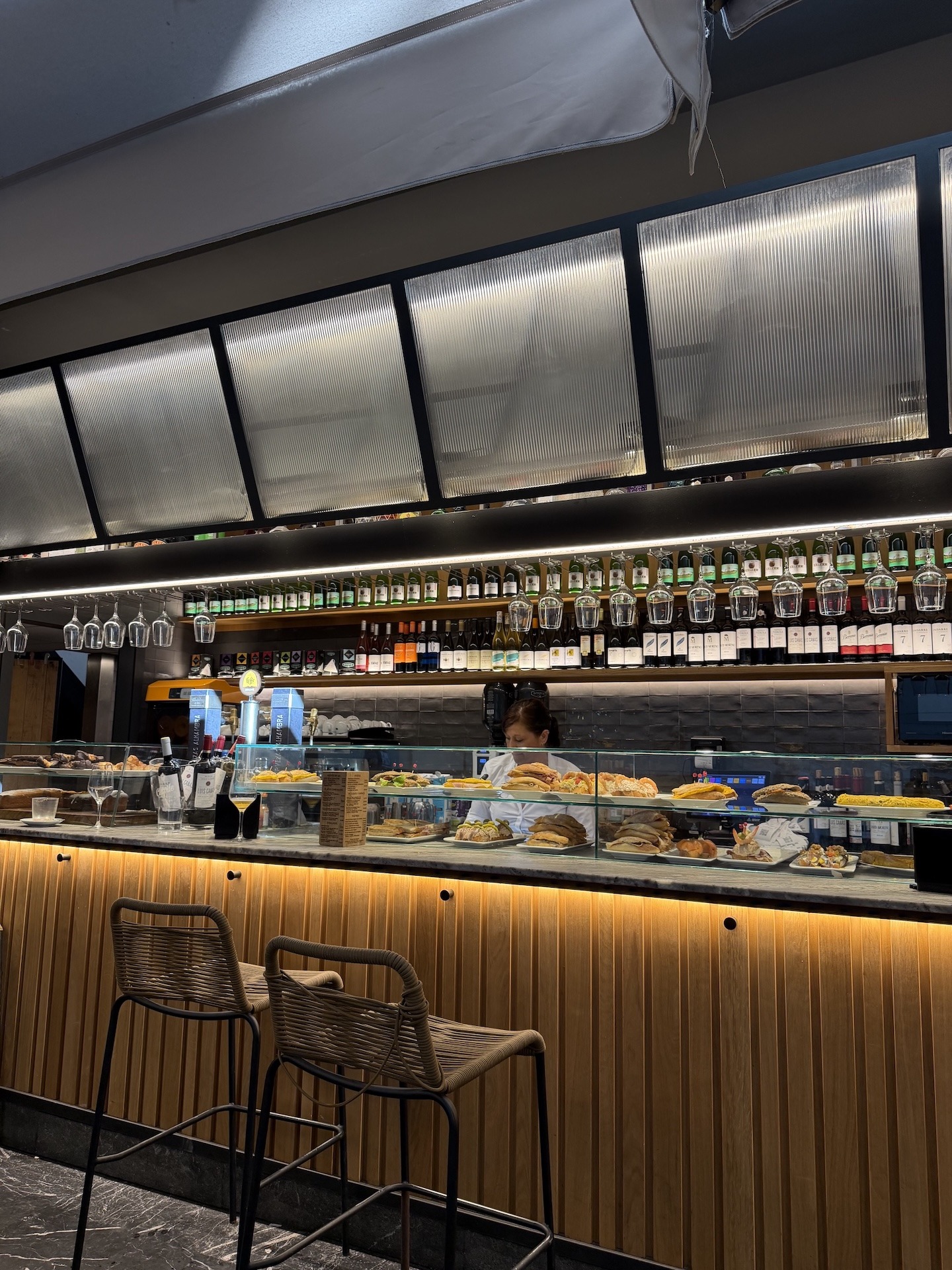 Theke des SM Kafe im Mercado San Martín in San Sebastián