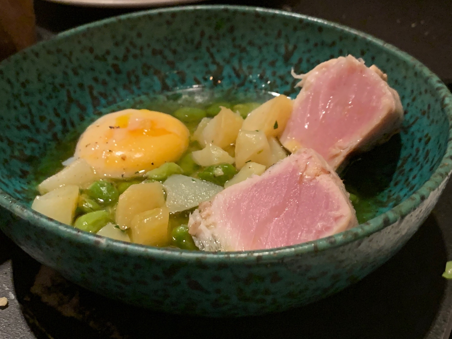 Bonito mit Erbsen, Kartoffeln und cremigem Eigelb im Txalupa Gastroleku in San Sebastián.
