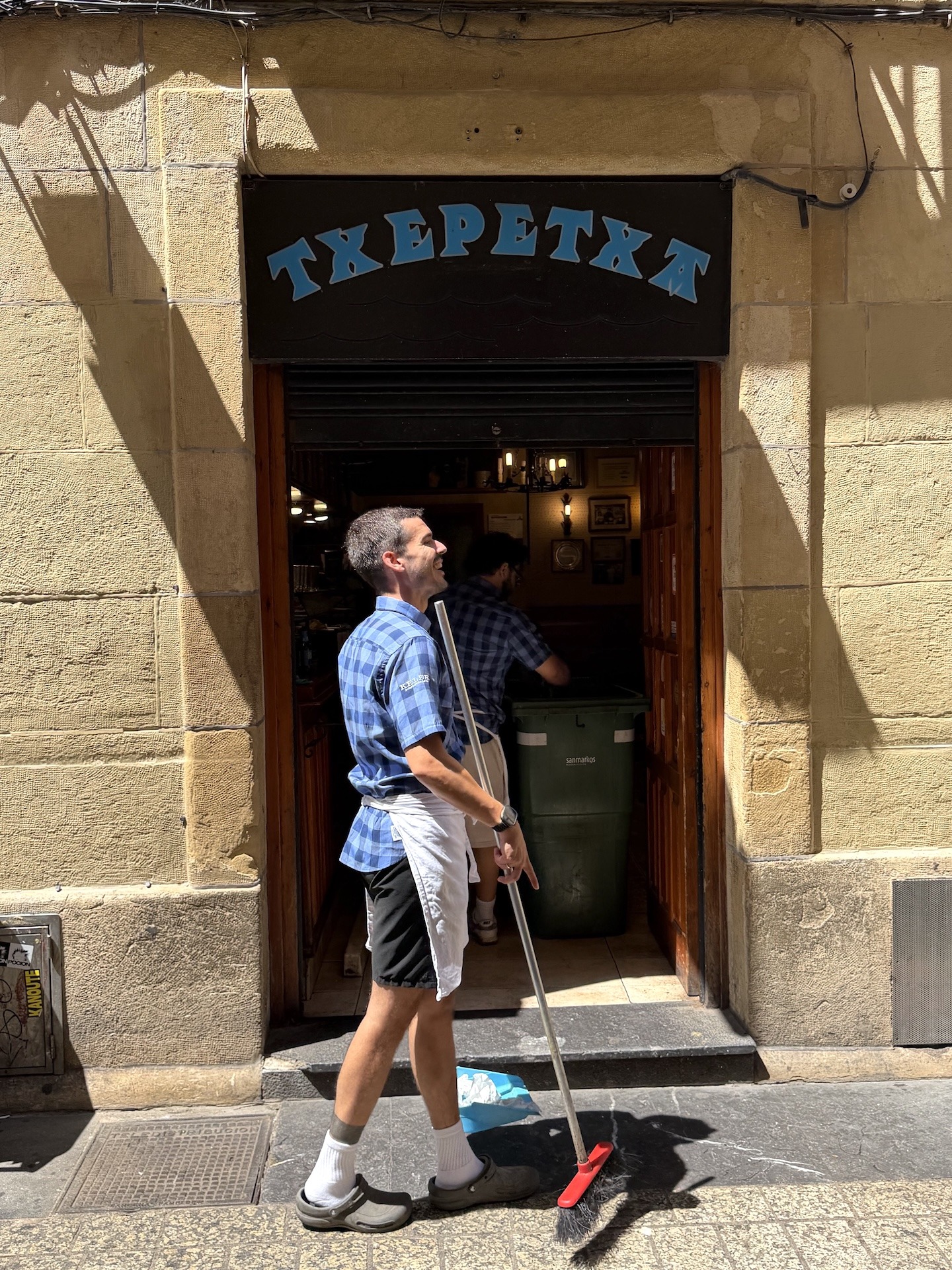 Eingang der berühmten Pintxo-Bar Txepetxa in der Parte Vieja von Donostia-San Sebastián