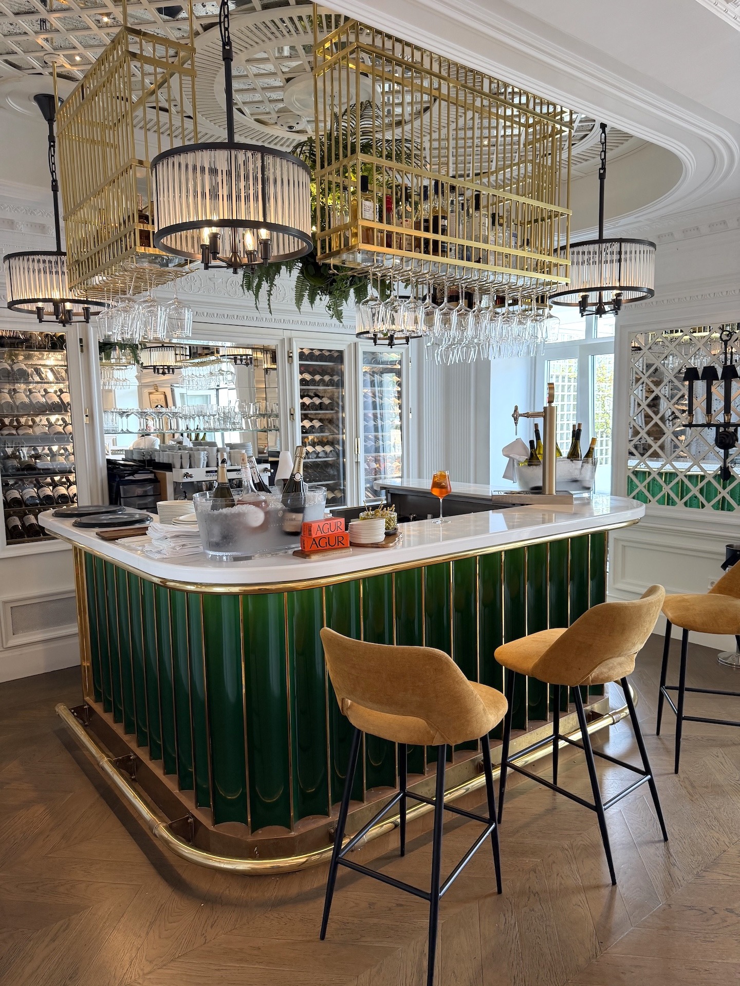 Eleganter Innenbereich der Villa Favorita Bar mit stilvoller Bar und großer Weinauswahl in Donostia-San Sebastián.