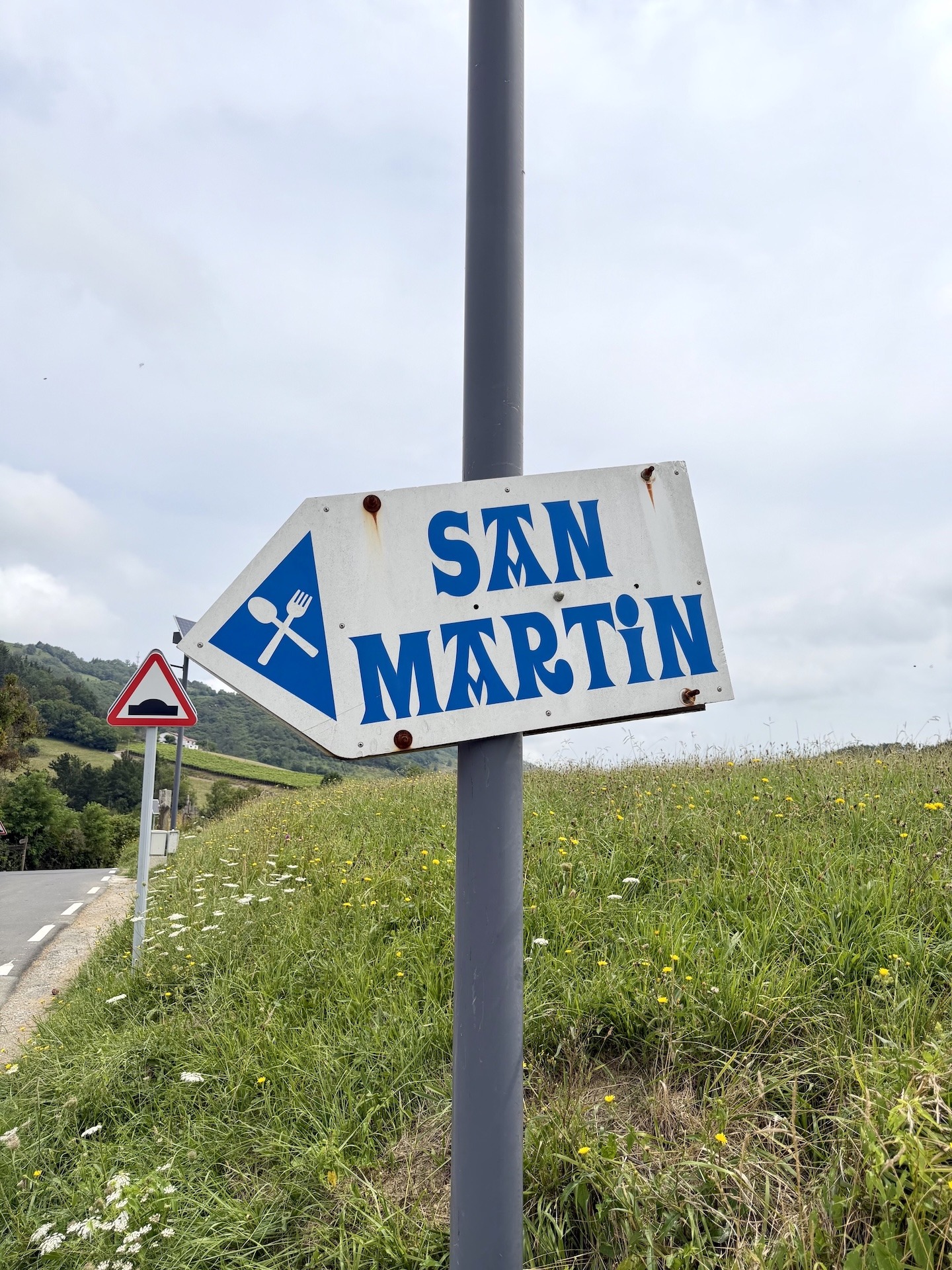 Wegweiser zum Asador San Martín an einer Straße oberhalb von Orio im Baskenland.
