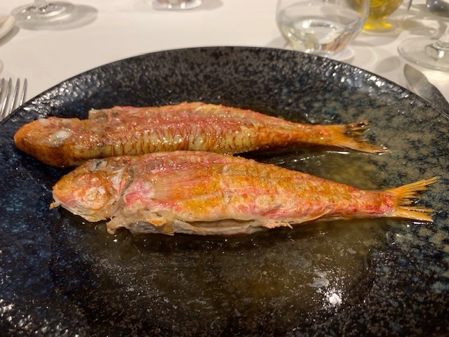Gegrillte Rotbarben im Restaurant El Kano in Getaria.