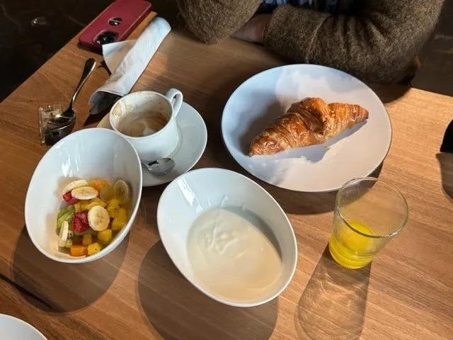 Frühstück im Narru San Sebastián: frischer Obstsalat, Croissant und Joghurt.