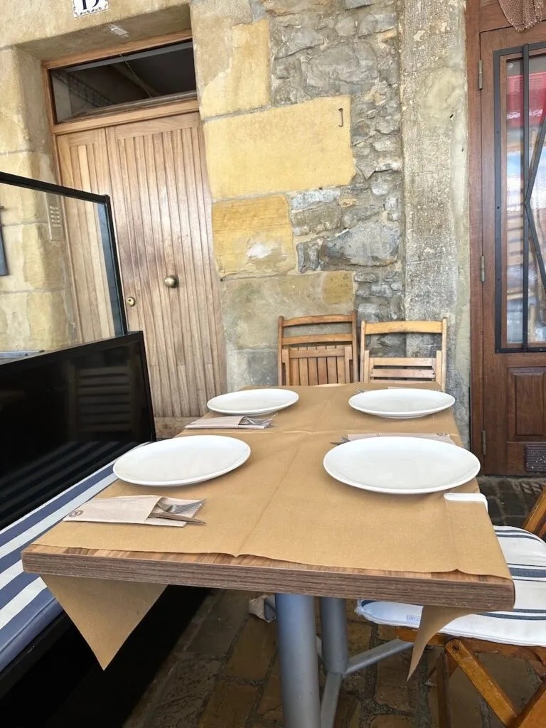 Gedeckter Tisch auf der Terrasse des Restaurants Marinela am Hafen von Donostia