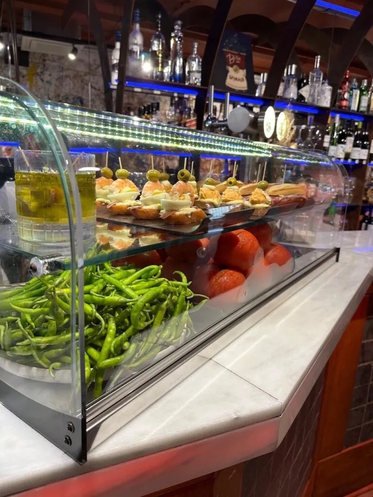 Thekenbereich mit Pintxos-Auslage in der Bells Bar in der Altstadt von Donostia-San Sebastián