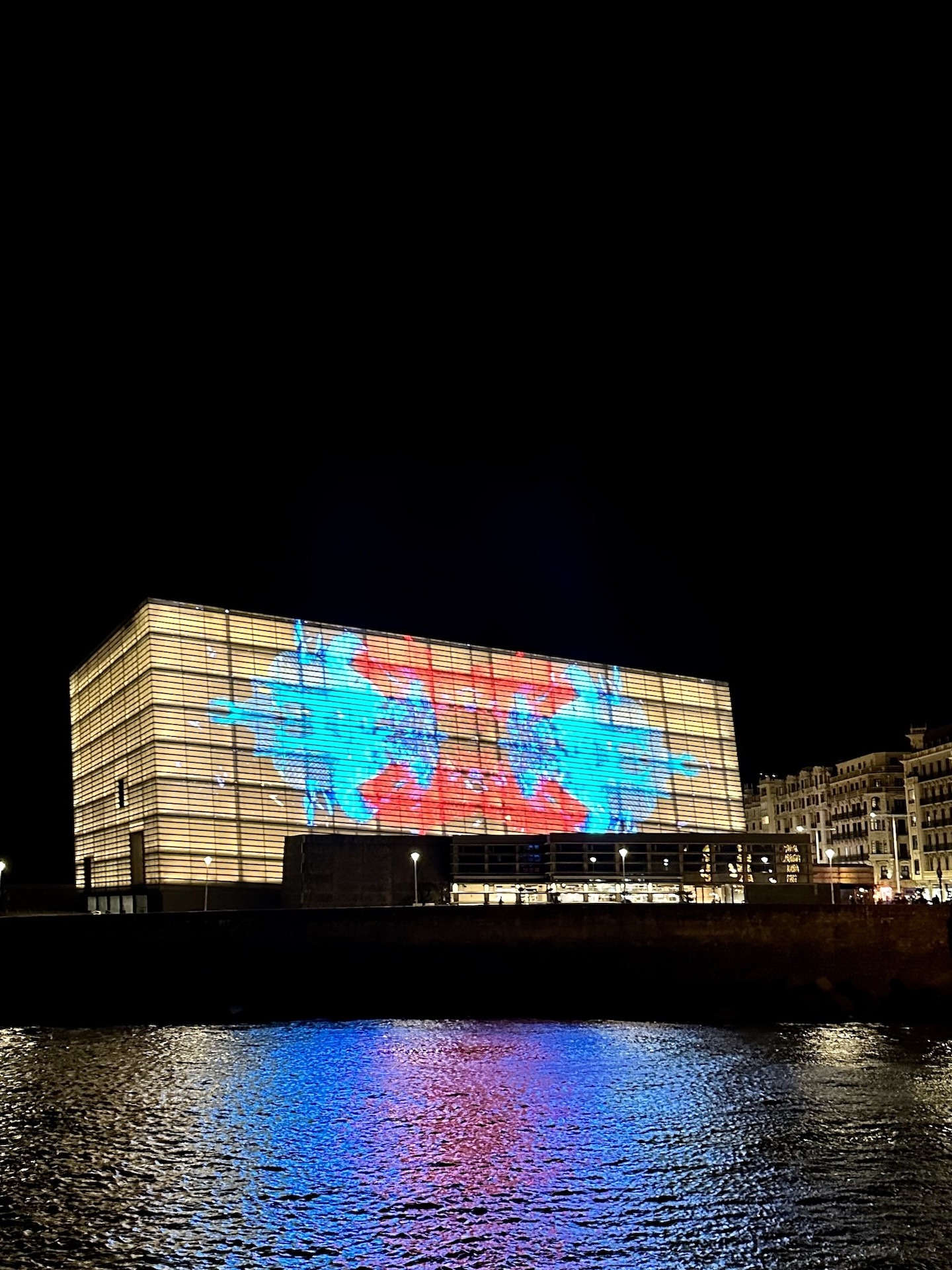 Sua.Muka San Sebastián: Feuerküche im Kursaal von Aduriz