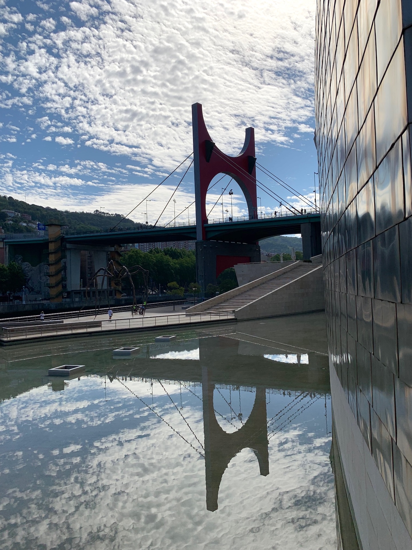 Außenansicht des Guggenheim Museums Bilbao mit der Puente de La Salve