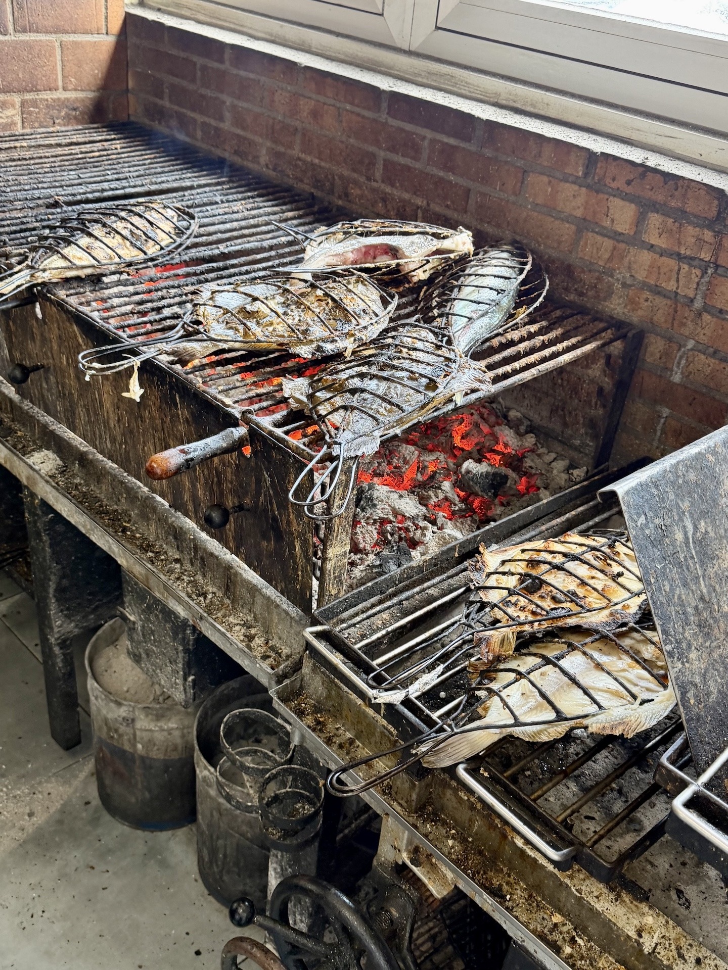 Fischgrill im Restaurant Balearri in Getaria an der baskischen Küste.