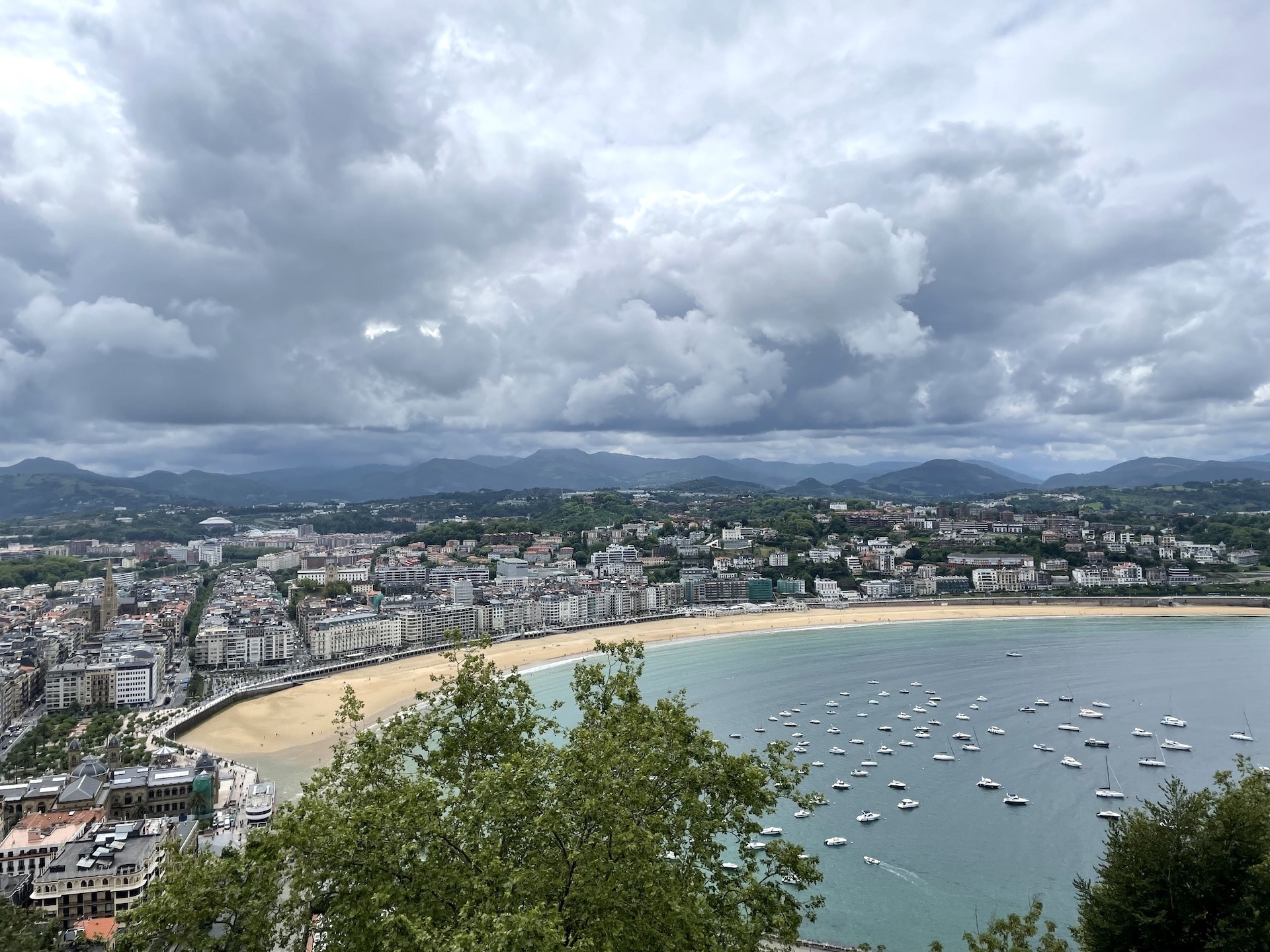 Blick vom Monte Urgull auf die Bucht La Concha und Donostia-San Sebastián