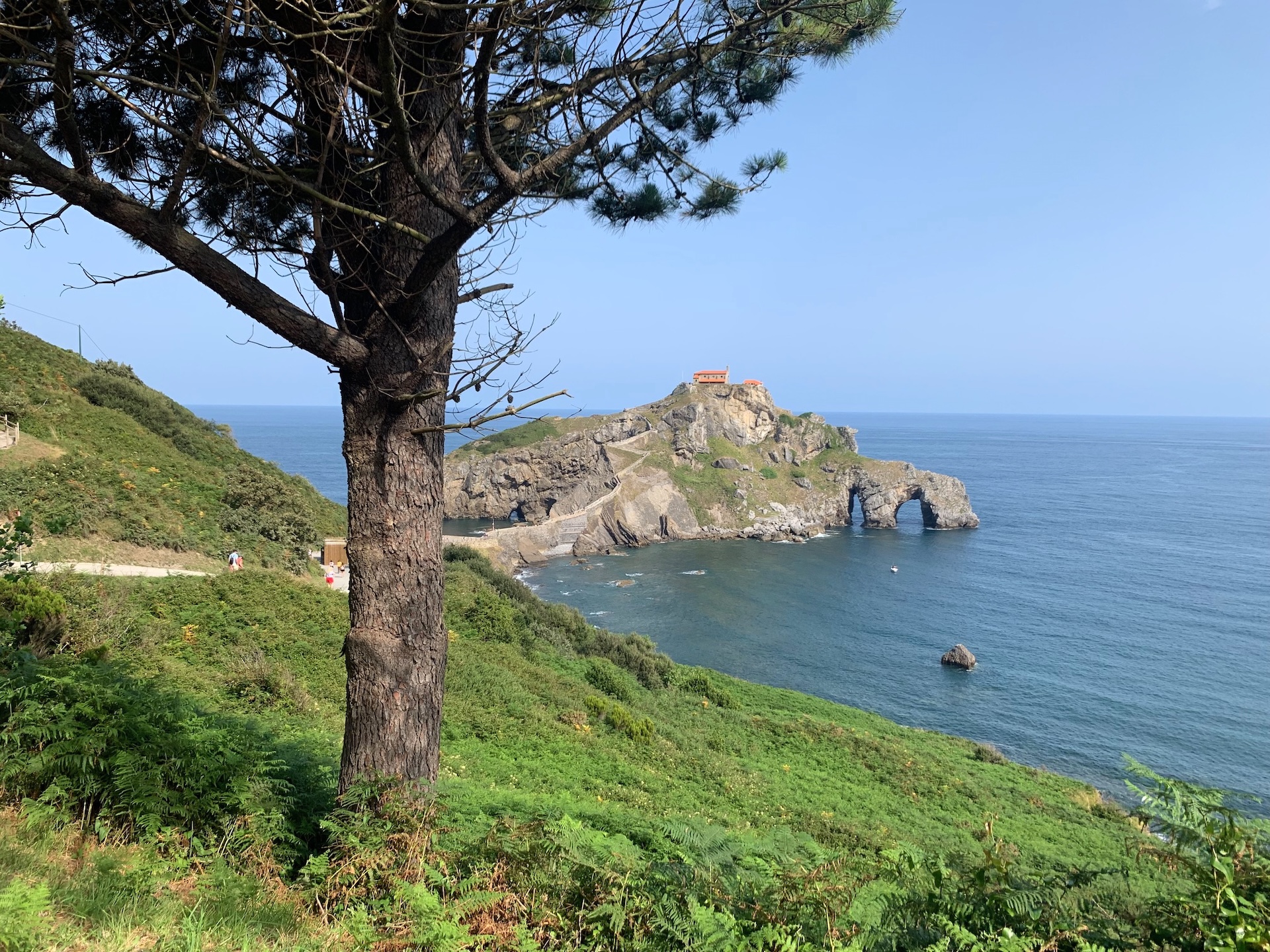 Blick auf San Juan de Gaztelugatxe mit Felseninsel, Treppenweg und Kapelle an der baskischen Küste