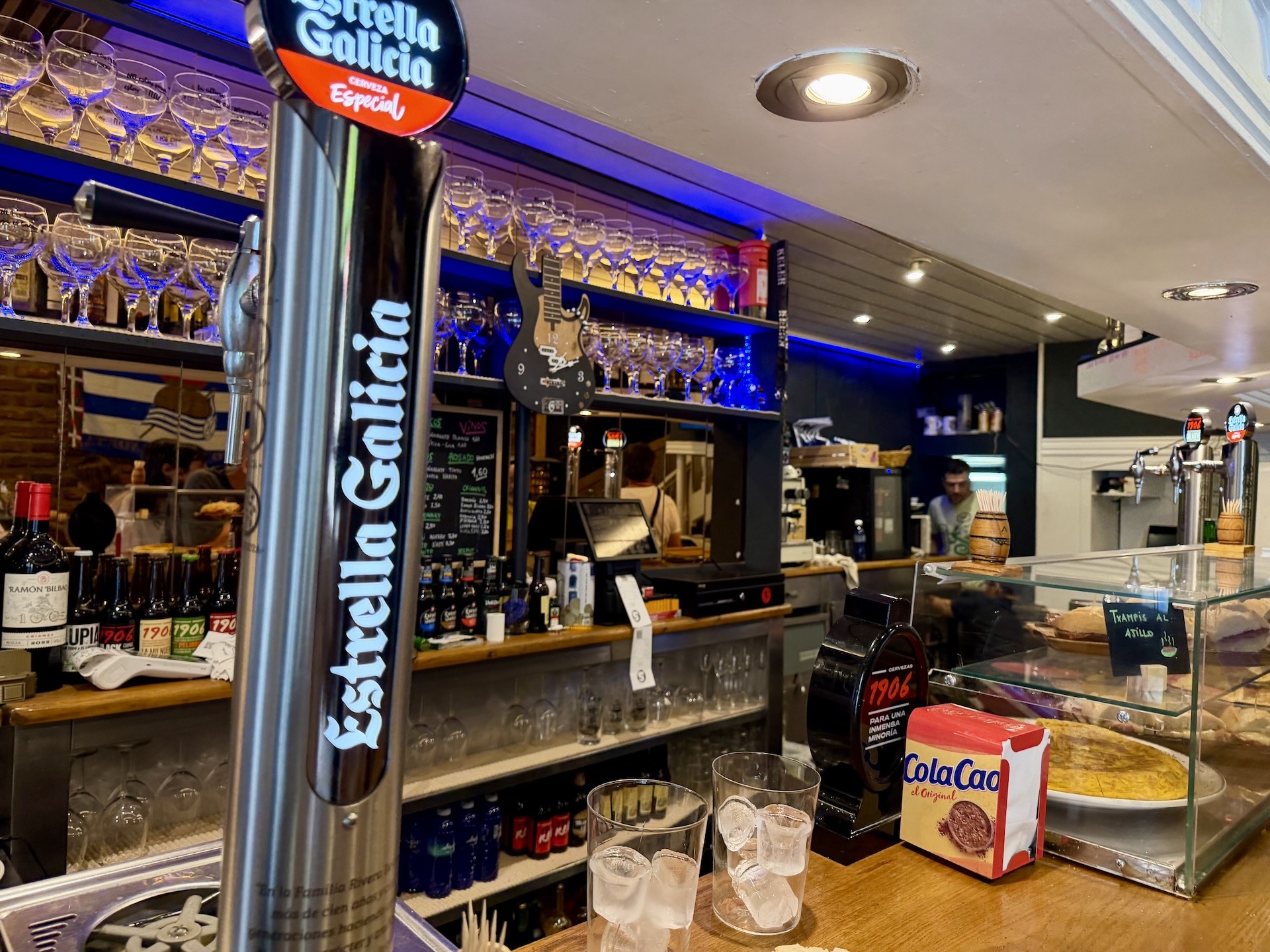 Theke der Taberna Ostotsa in Donostia-San Sebastián mit frisch gebackener Tortilla de patatas
