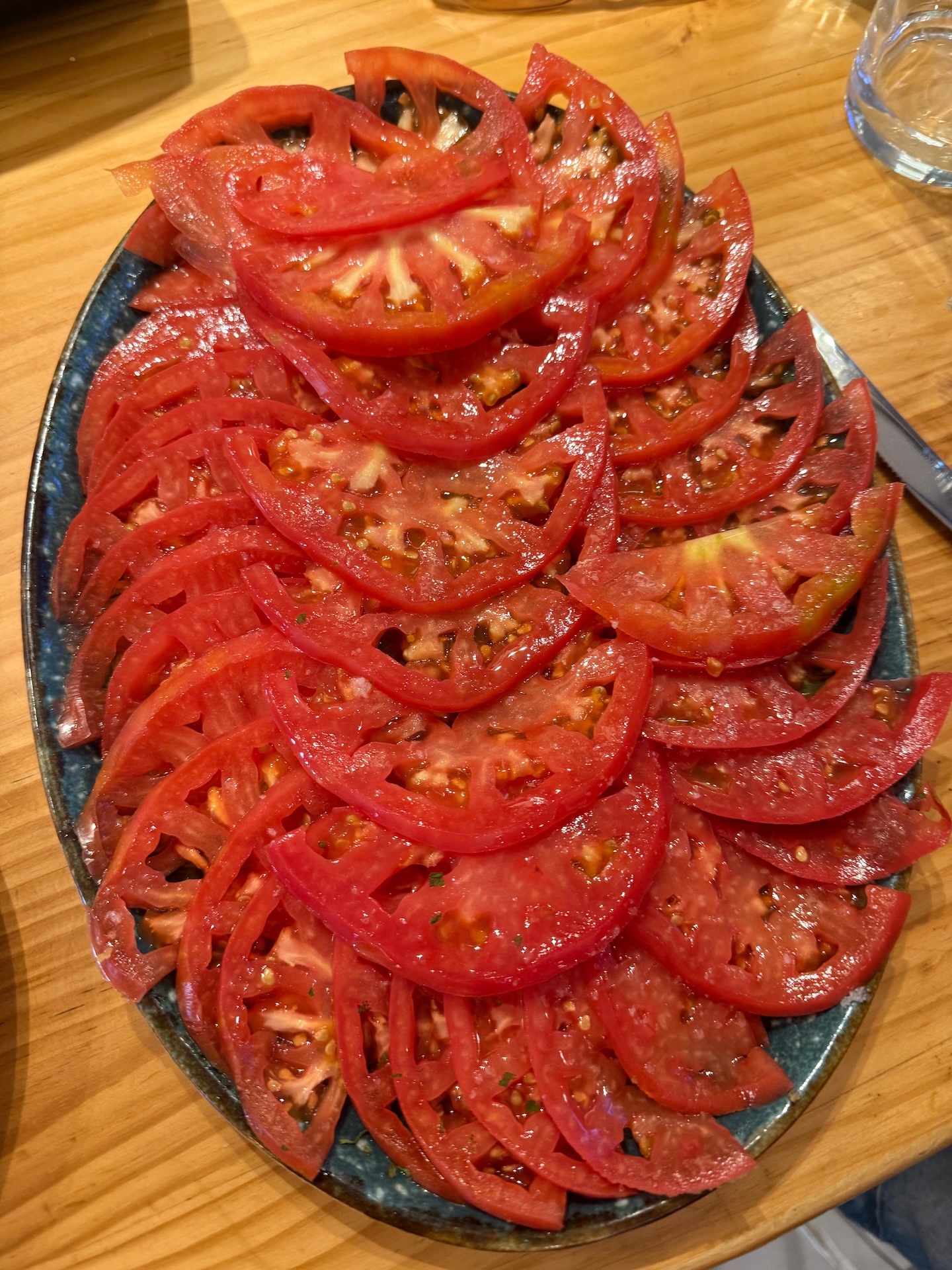 Teller mit Tomatensalat im Restaurant Txopa Gastrolekua in Zumaia im Baskenland.