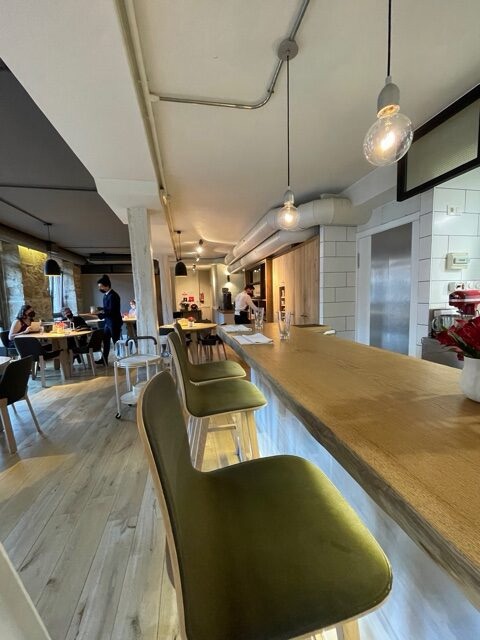 Theke und Speiseraum im Restaurant Mina in Bilbao