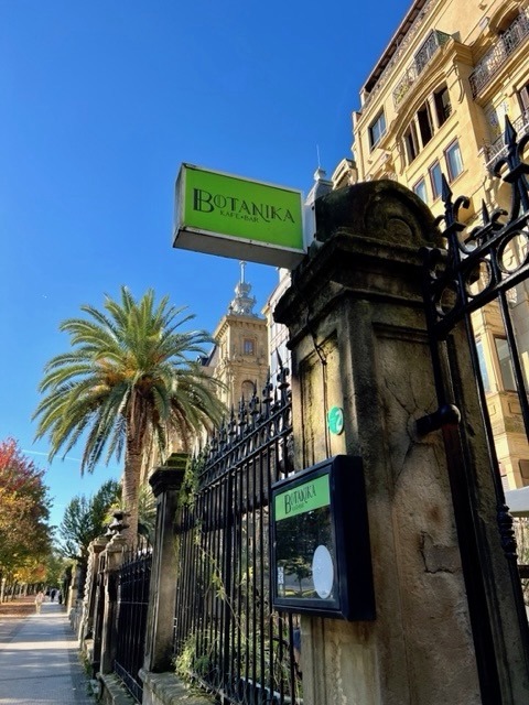Reklameschild des Kafe Botanika in Donostia-San Sebastián