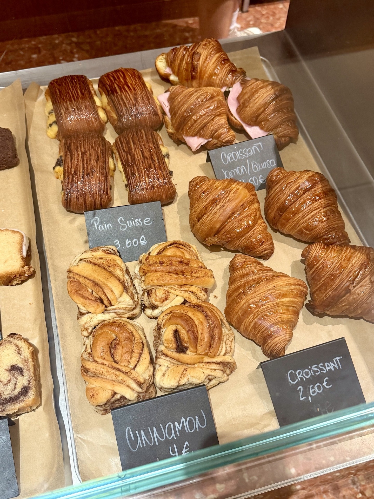Thekenauslage mit Pain Suisse, Croissants und frischem Gebäck im Old Town Coffee in Donostia-San Sebastián.