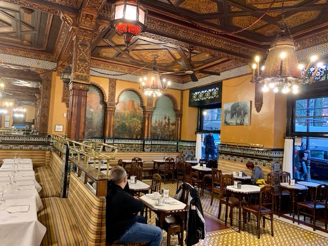 Historischer Speiseraum im Café Iruña in Bilbao
