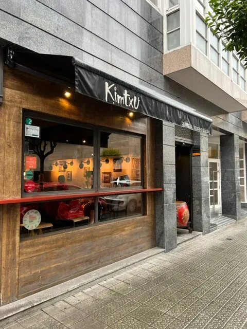 Außenansicht des Restaurants Kimtxu in Bilbao im Baskenland