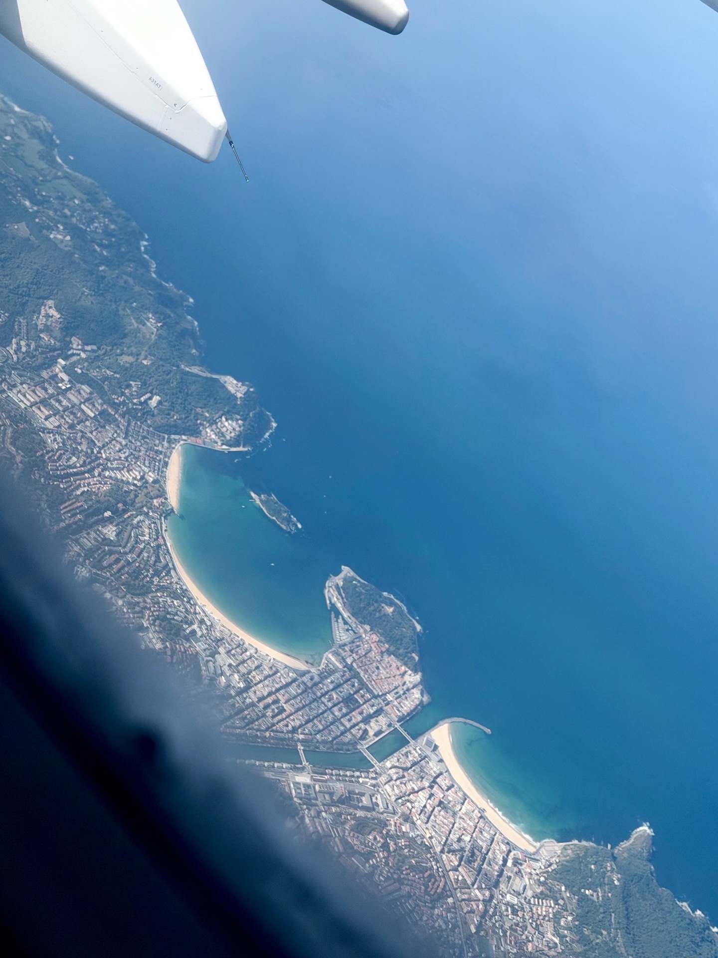 Donostia-San Sebastián von oben, fotografiert aus dem Fenster eines Flugzeugs