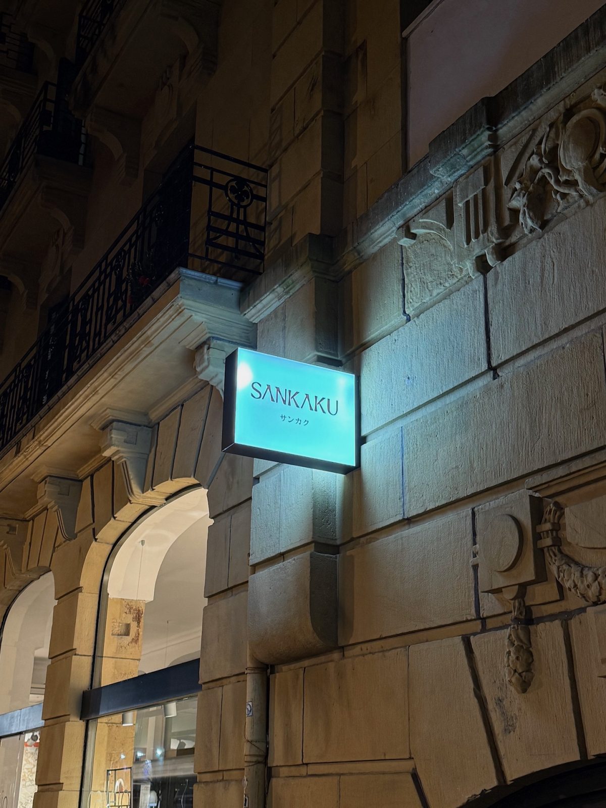 Reklameschild im Sankaku in Donostia-San Sebastián im Baskenland