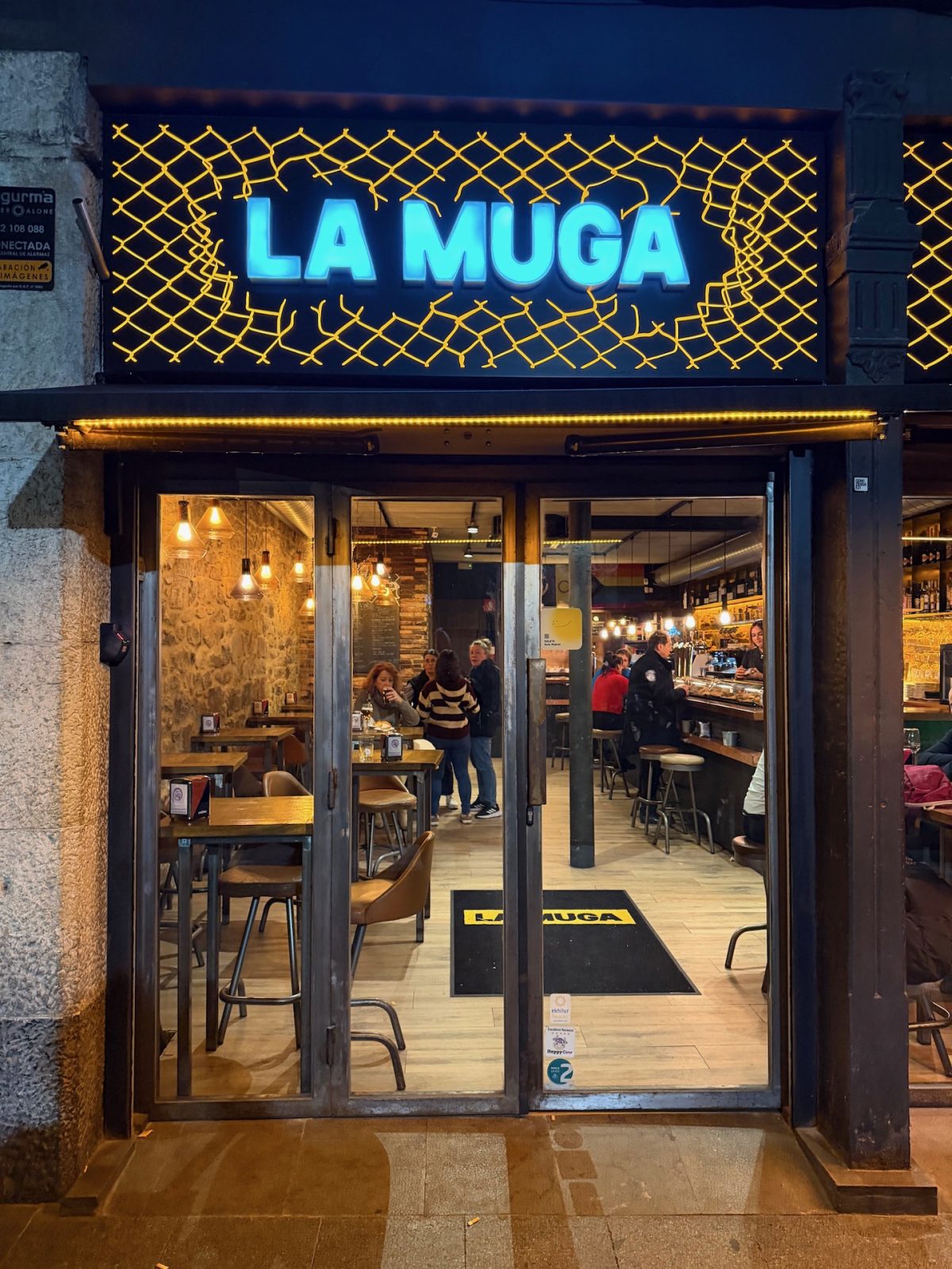 Eingangstür La Muga im Casco Viejo in Bilbao im Baskenland